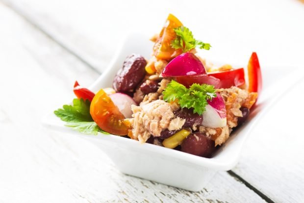 Salad with red beans, tuna and radish