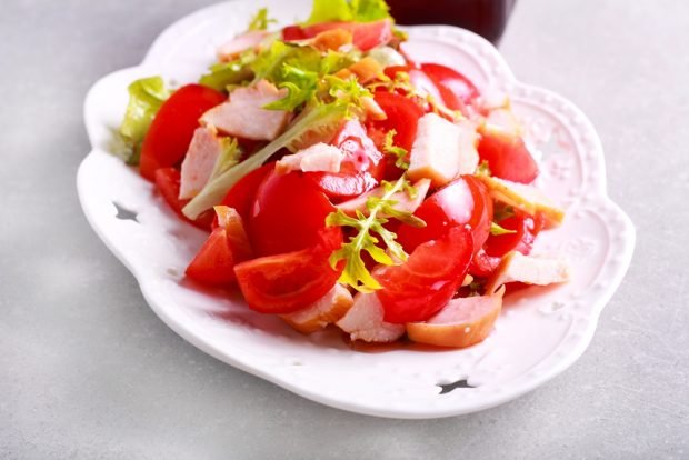 Salad with tomatoes, smoked chicken and arugula