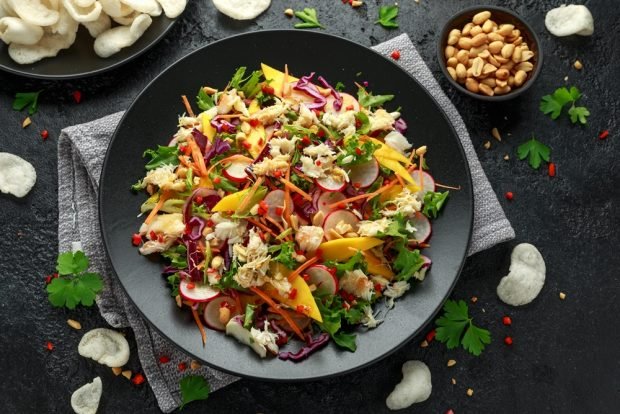 Salad with crab meat and mango