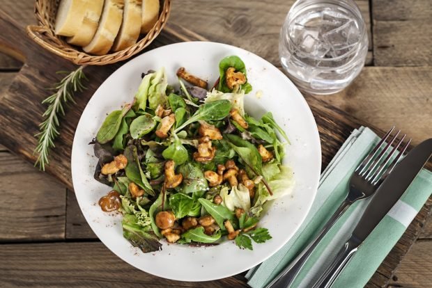 Mixed salad with mushrooms 