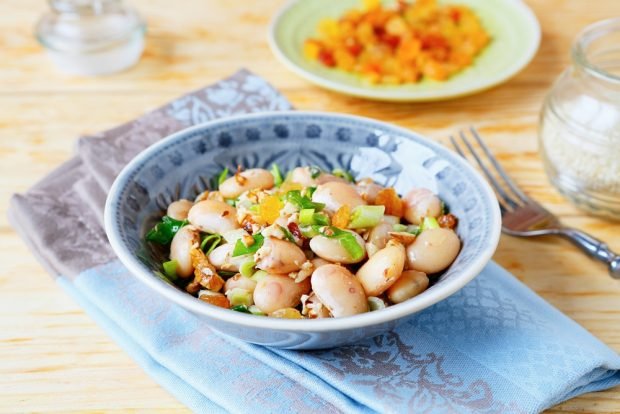 Salad with beans and raisins