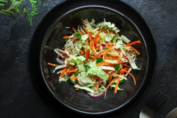 Salad with Peking cabbage, hot pepper and radish