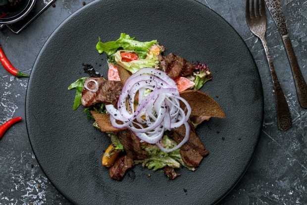 Salad with beef and purple onion