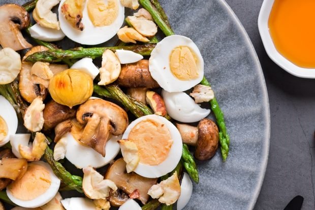 Salad with mushrooms, asparagus and quail eggs