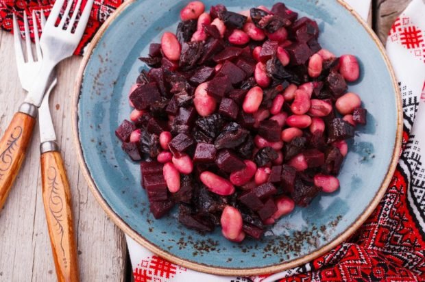 Beetroot, bean and prune salad – a simple and delicious recipe, how to cook step by step