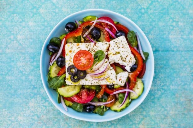 Greek salad with spinach and garlic – a simple and delicious recipe, how to cook step by step