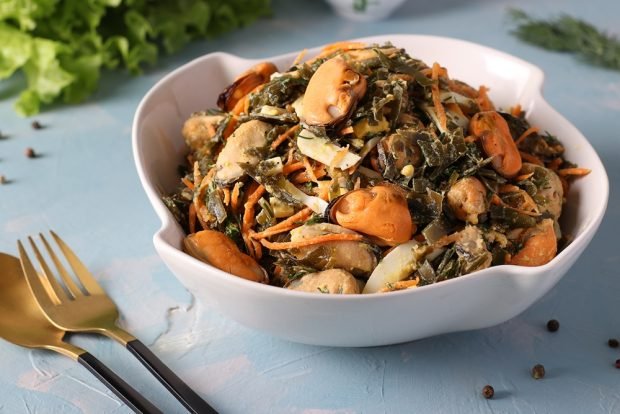 Salad with mussels and seaweed