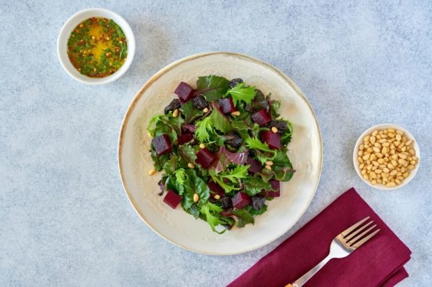 Fresh salad with beetroot, prunes and pine nuts