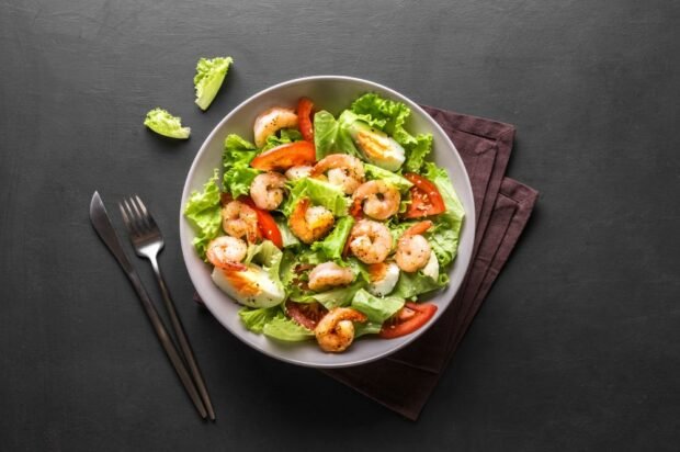 Fresh salad with shrimp, eggs and tomatoes – a simple and delicious recipe, how to cook step by step