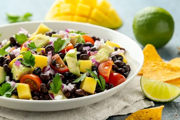 Salad with beans, avocado and mango is a simple and delicious recipe, how to cook step by step