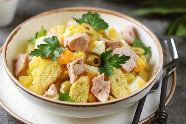 Salad with cod liver and crackers 