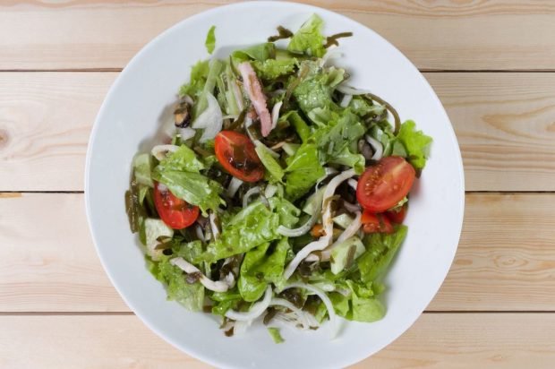 Seafood salad, seaweed and fresh vegetables