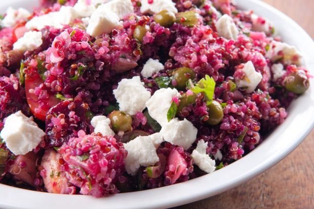 Salad with beetroot, smoked chicken and quinoa