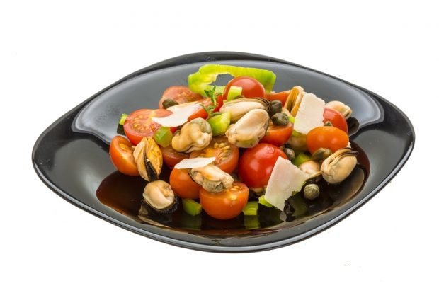 Salad with mussels and capers