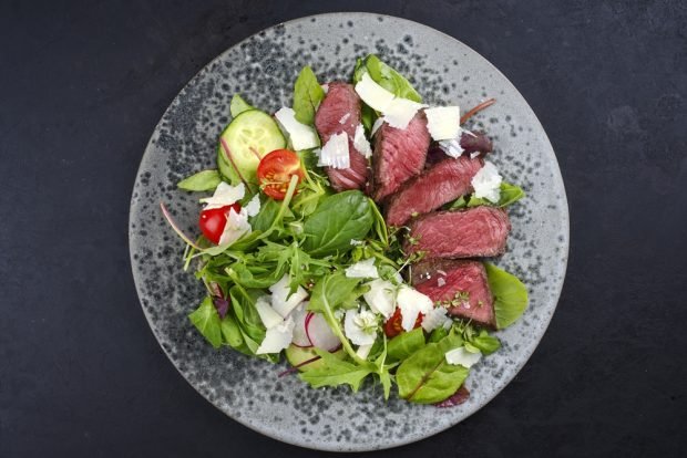 Salad with beef and parmesan