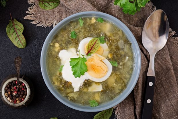 Green borscht with egg