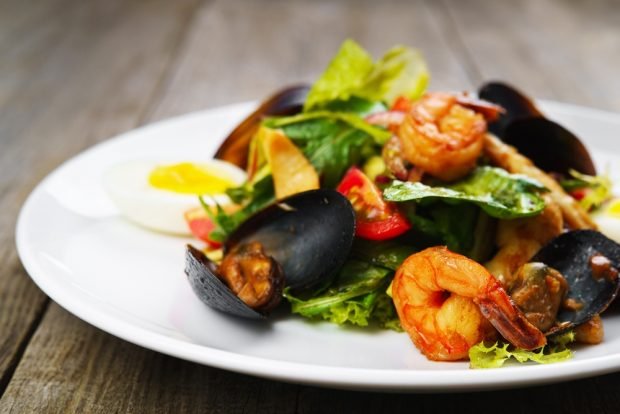 Mediterranean salad with mussels in shells