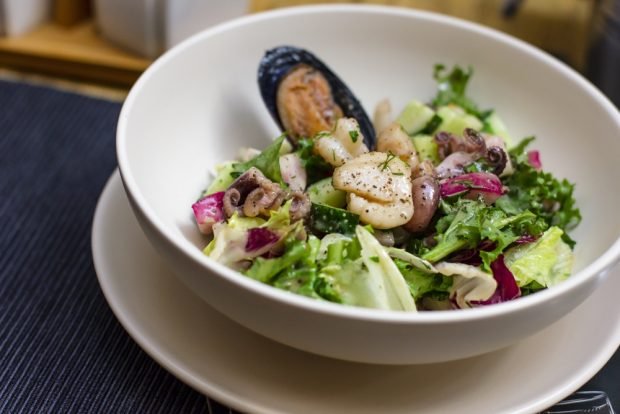 Salad with mussels and octopus