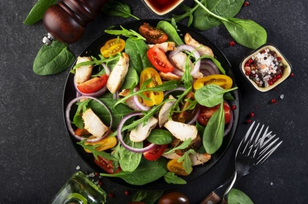 Meat salad of chicken, spinach and tomatoes