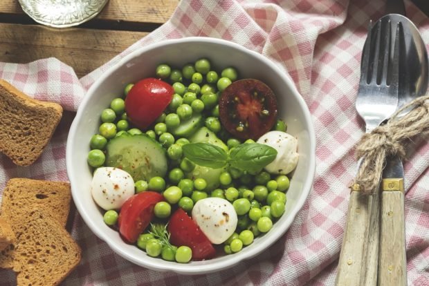 Salad with green peas and mozzarella – a simple and delicious recipe, how to cook step by step