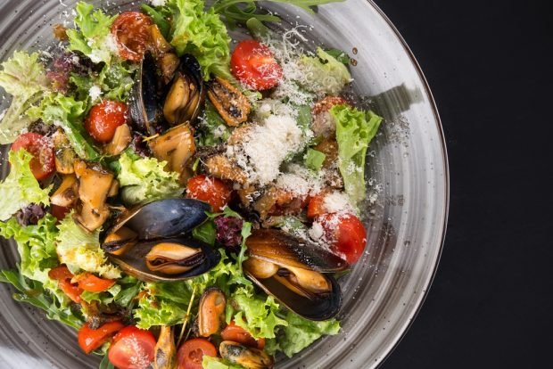 Salad with mussels and parmesan