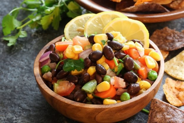 Carrot salad with beans 