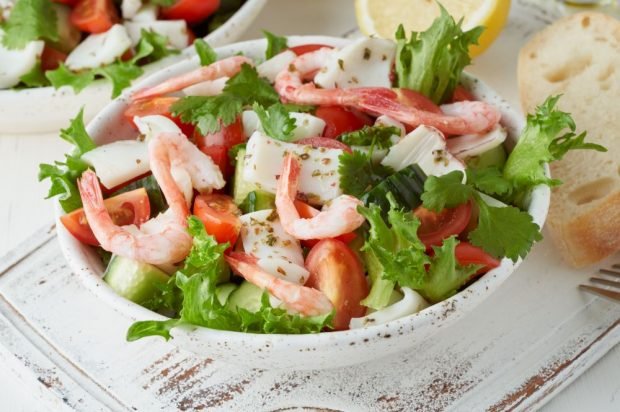 Salad with squid, shrimp and vegetables 