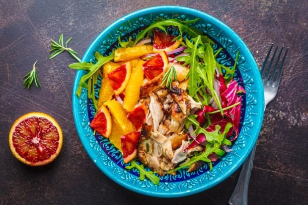 Chicken, orange and grapefruit meat salad 