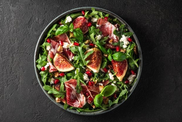 Salad with ham, figs and goat cheese