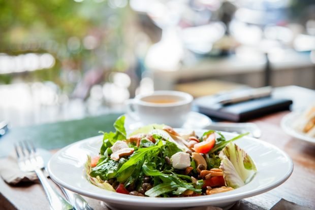 Vegetable salad with beans and lentils