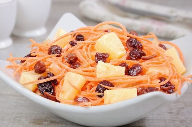 Carrot salad with raisins and pineapple 