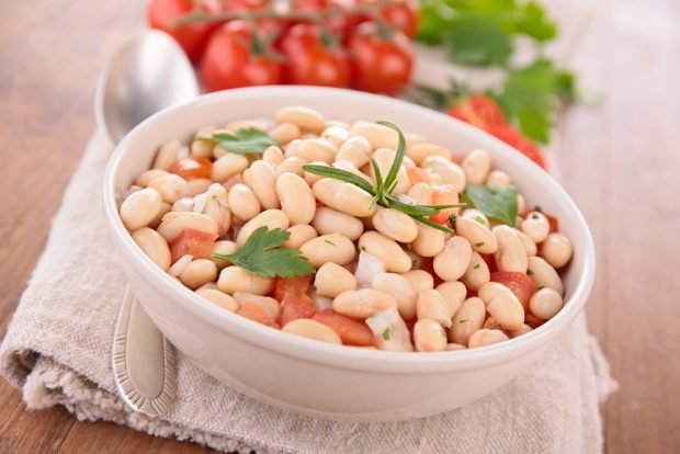 Quick salad with tomatoes and beans 