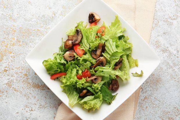 Salad with sweet pepper and mushrooms 