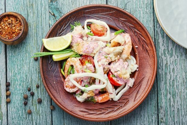 Japanese salad with seafood 