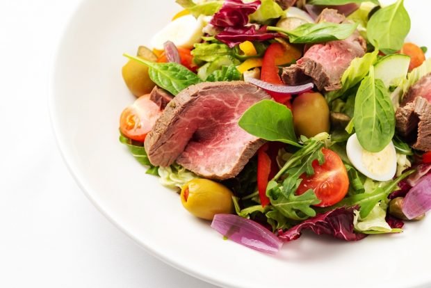 Salad with beef and olives