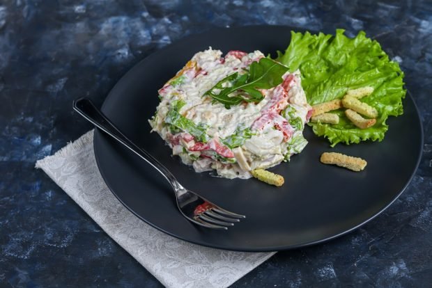 Salad with ham, Peking cabbage and crackers