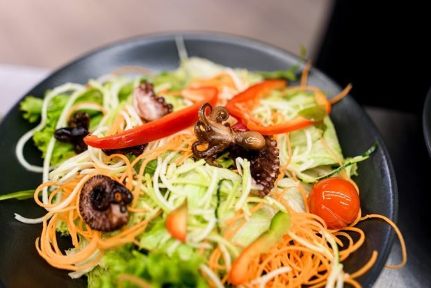 Salad with vegetable noodles and seafood