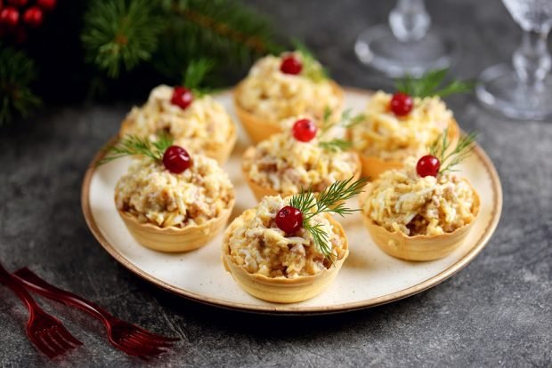 Salad with cod liver and grated cheese