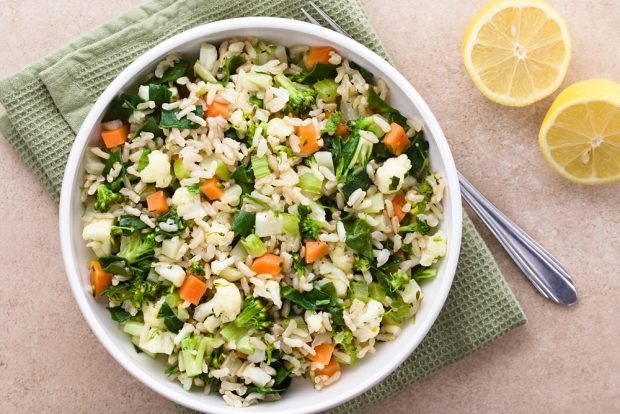 Salad with rice and steamed vegetables