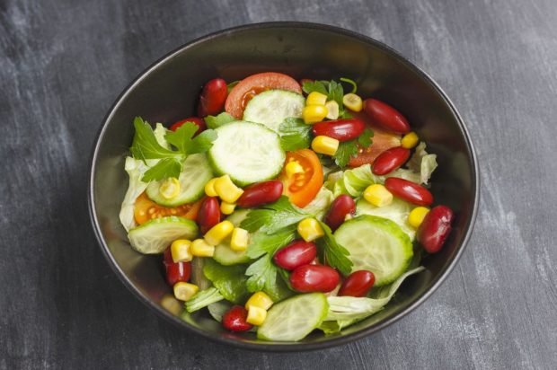 Vegetarian salad of vegetables and red beans 