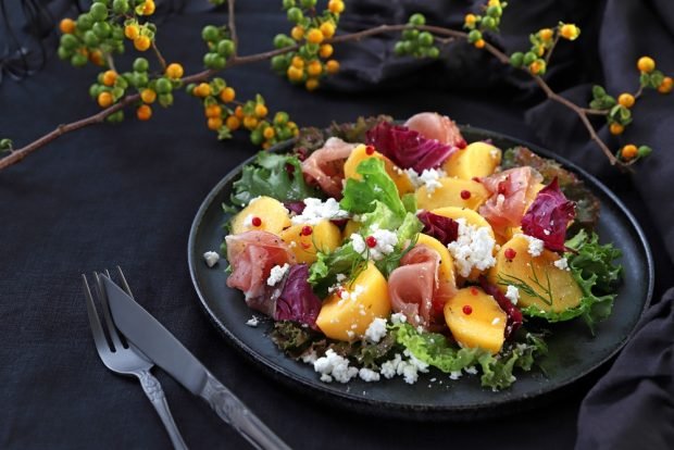 Salad with persimmon and ham