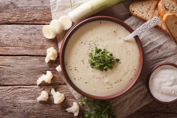 Cauliflower puree soup with leeks is a simple and delicious recipe how to cook step by step