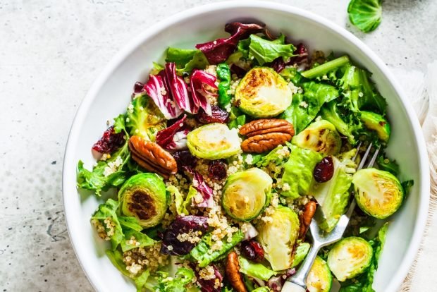 Salad with Brussels sprouts and nuts