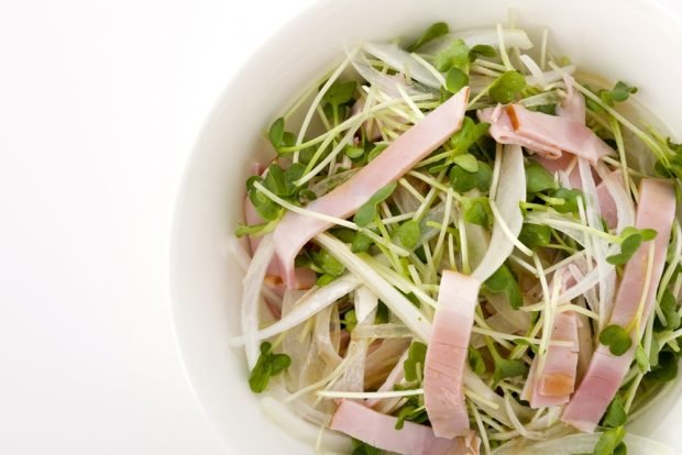 Salad with ham and sprouted grains