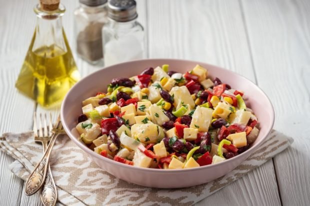 Salad with pineapple, red beans and bell pepper