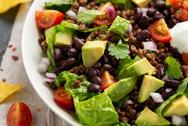 Salad with minced meat and beans 