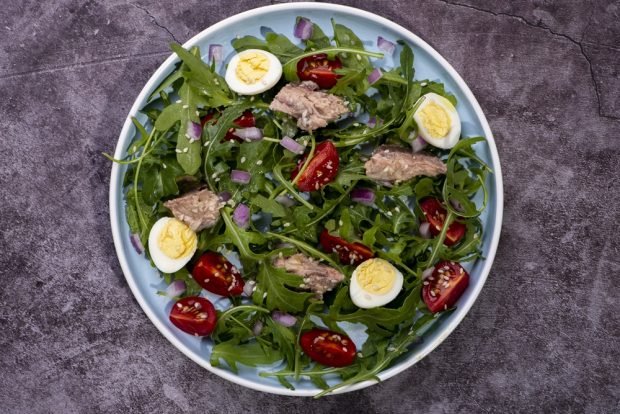 Salad with arugula and fish