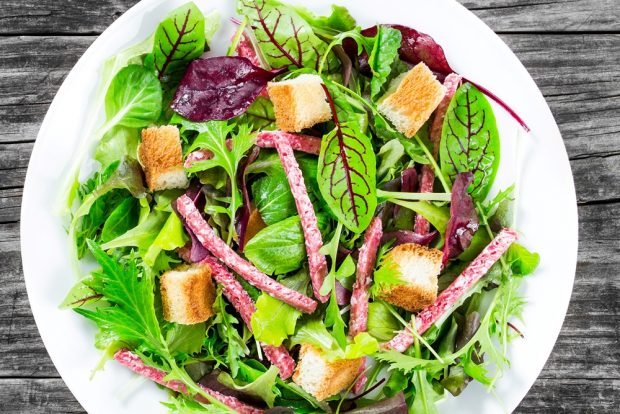 Salad with smoked sausage and crackers – a simple and delicious recipe, how to cook step by step