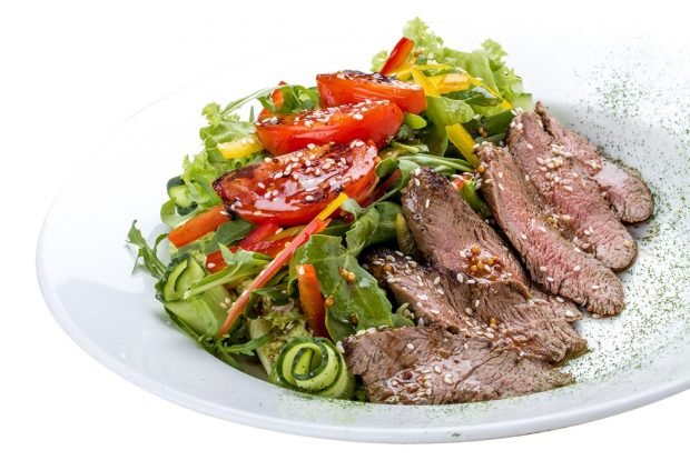 Green salad with beef and tomatoes 