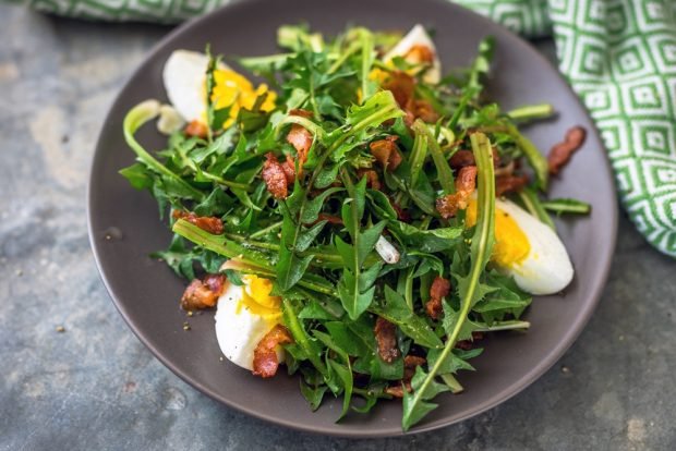 Salad with eggs, arugula and bacon